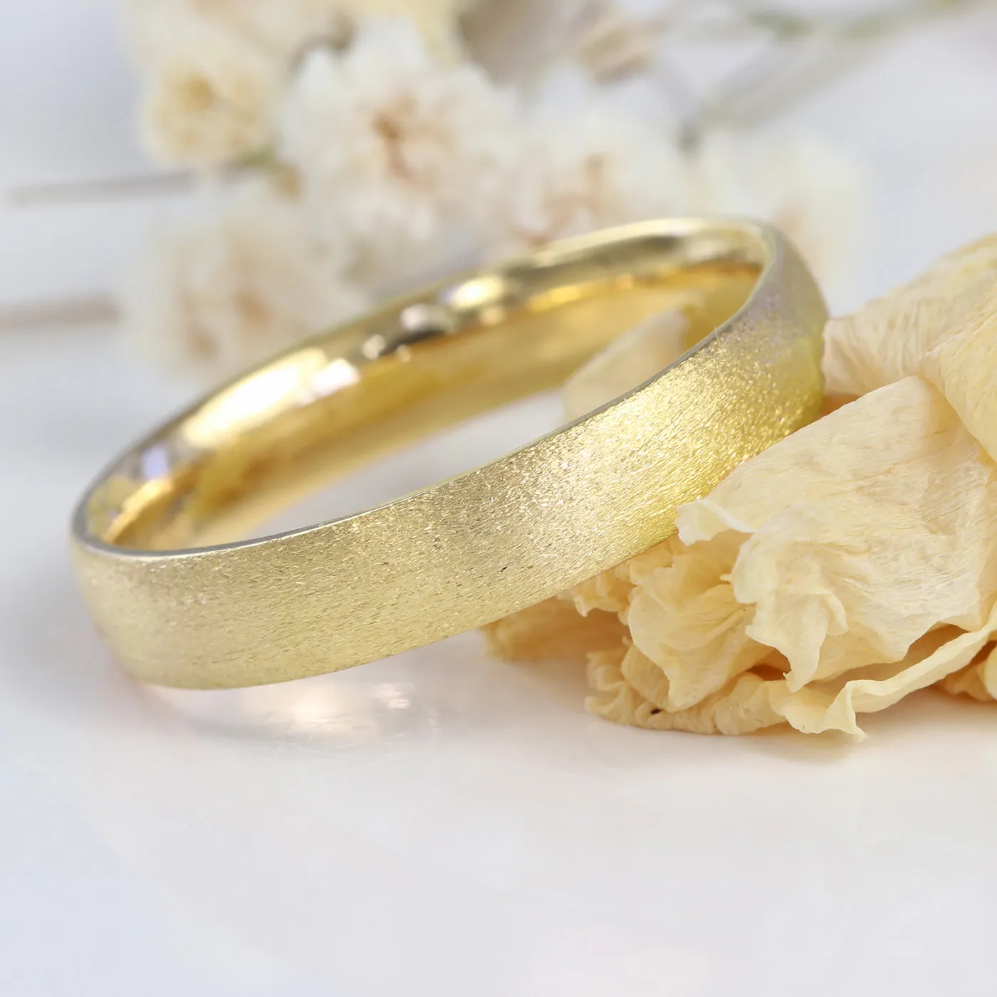 18ct Gold 4mm Spun Silk Comfort Fit (Court) Wedding Ring