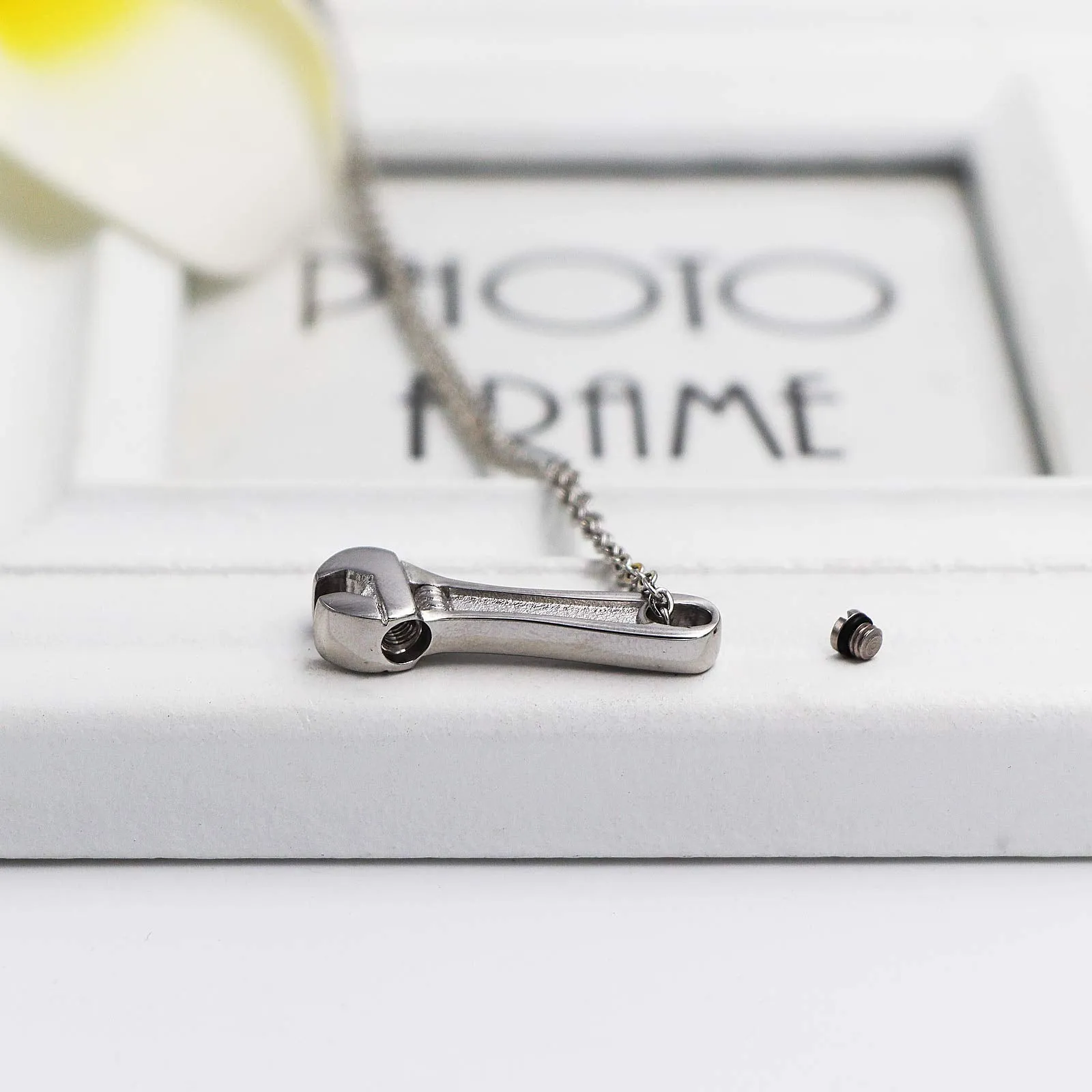 AIWENXI Cremation Jewelry for Ashes Stainless Steel Hammer Pendant Locket Keepsake Memorial Ash Jewelry Cremation Urn Necklace for Men/Women