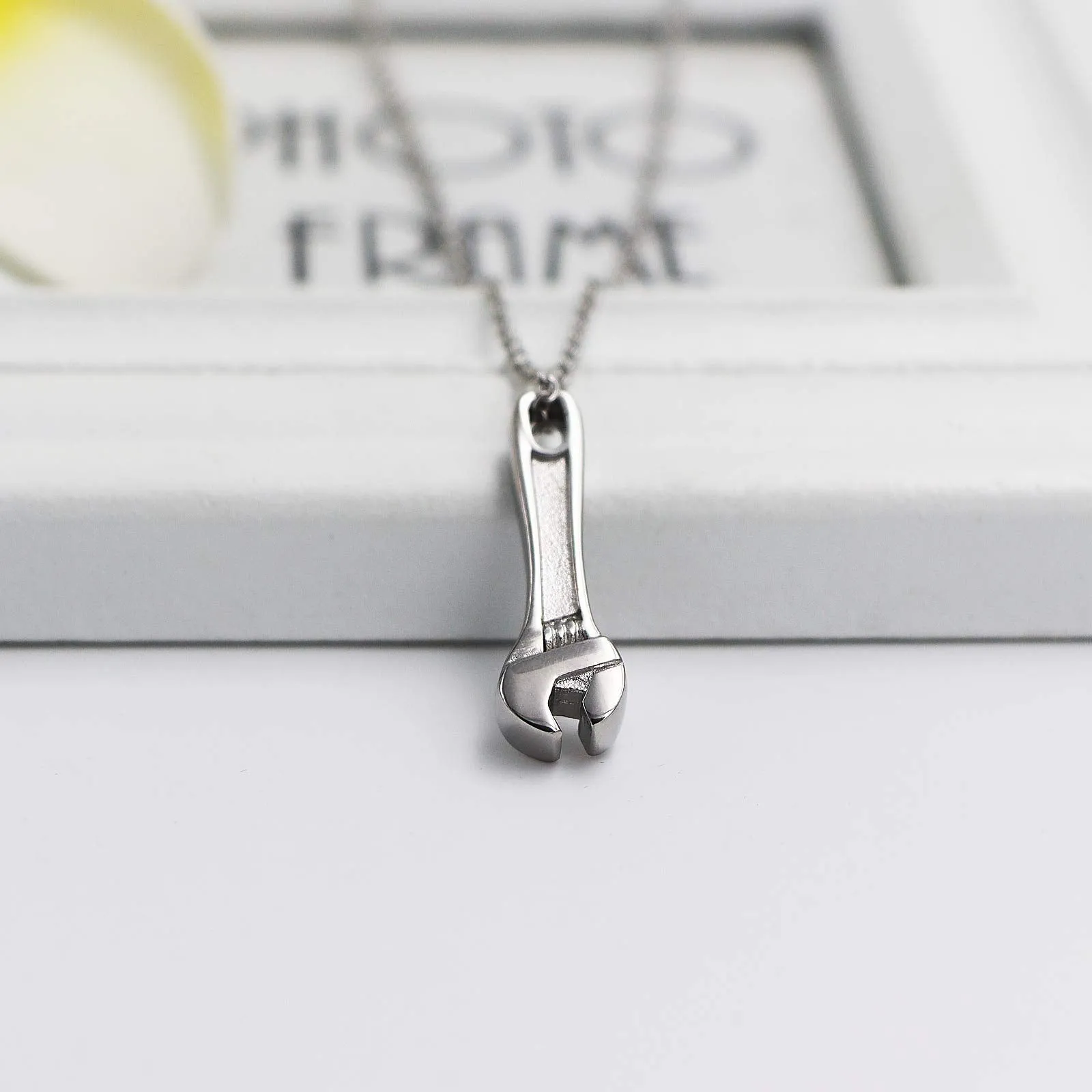 AIWENXI Cremation Jewelry for Ashes Stainless Steel Hammer Pendant Locket Keepsake Memorial Ash Jewelry Cremation Urn Necklace for Men/Women