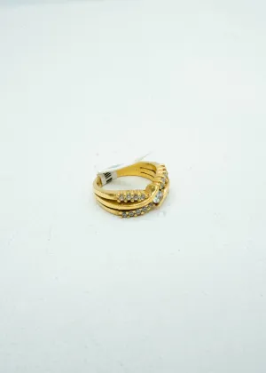 Diamond crusts engraved with single diamond stud ring in yellow gold