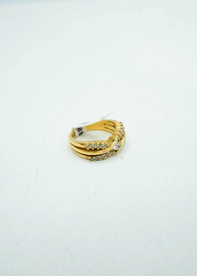 Diamond crusts engraved with single diamond stud ring in yellow gold