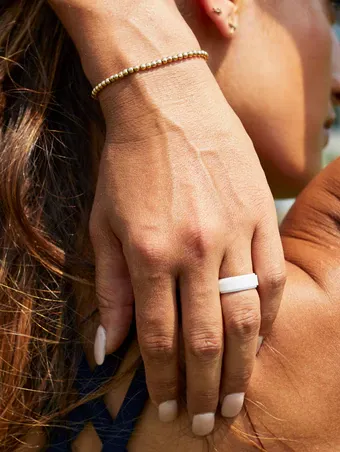 FINAL SALE - QALO Women's White Narrow Polished Step Edge Silicone Ring