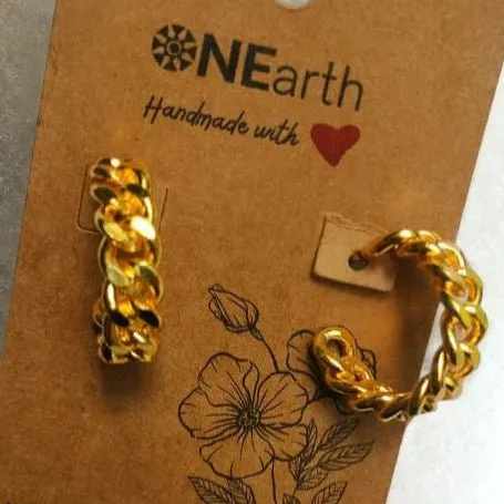 Gold Chain Hoop Earrings – Elegant & Stylish