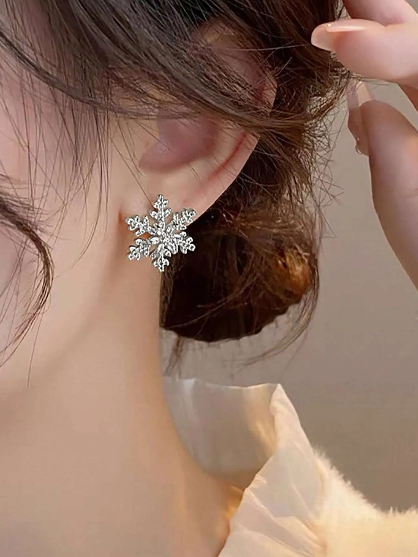 Luxurious Snowflake Rhinestone Inlaid Earrings